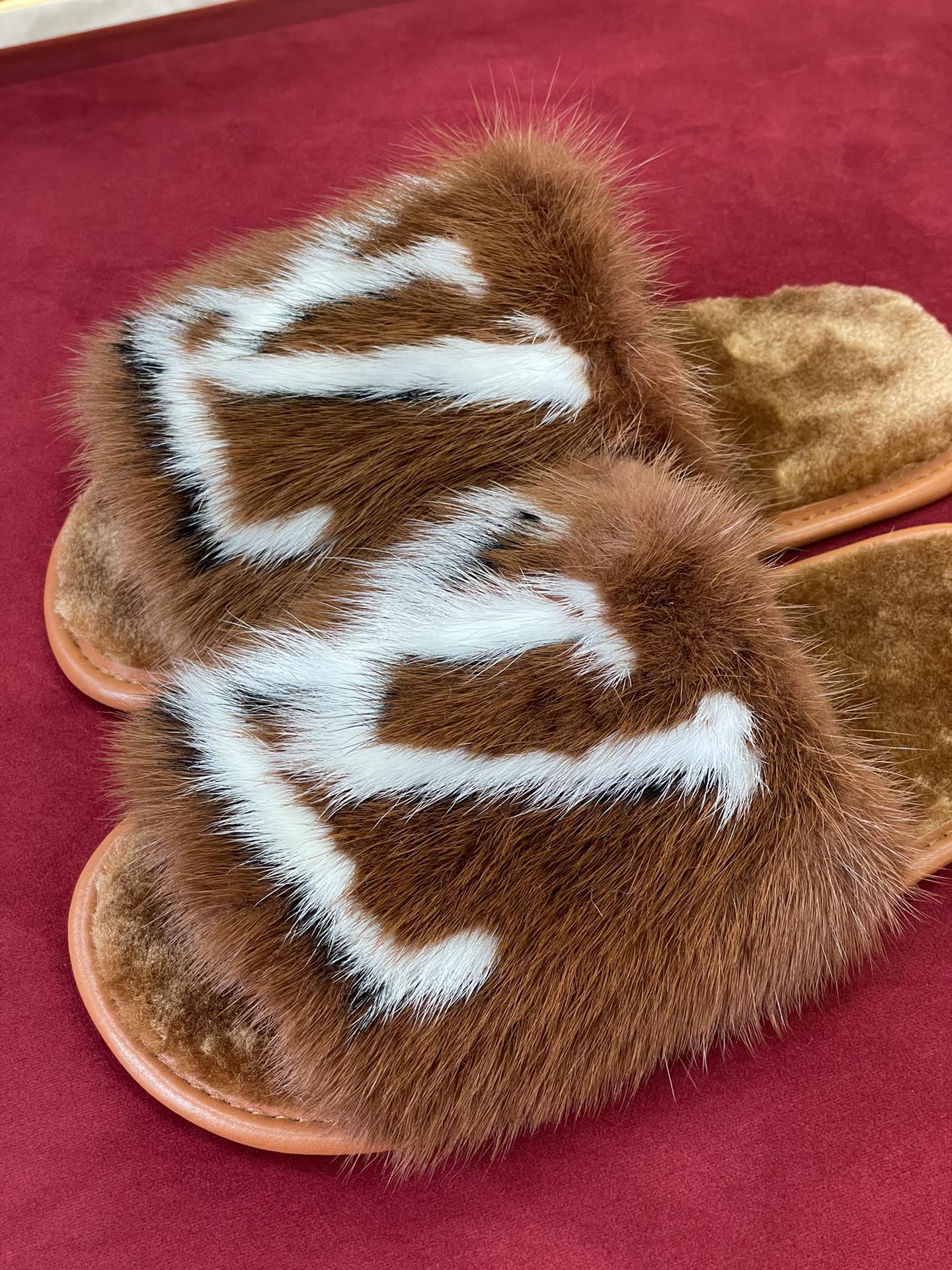 l0*is V*t0n sandals