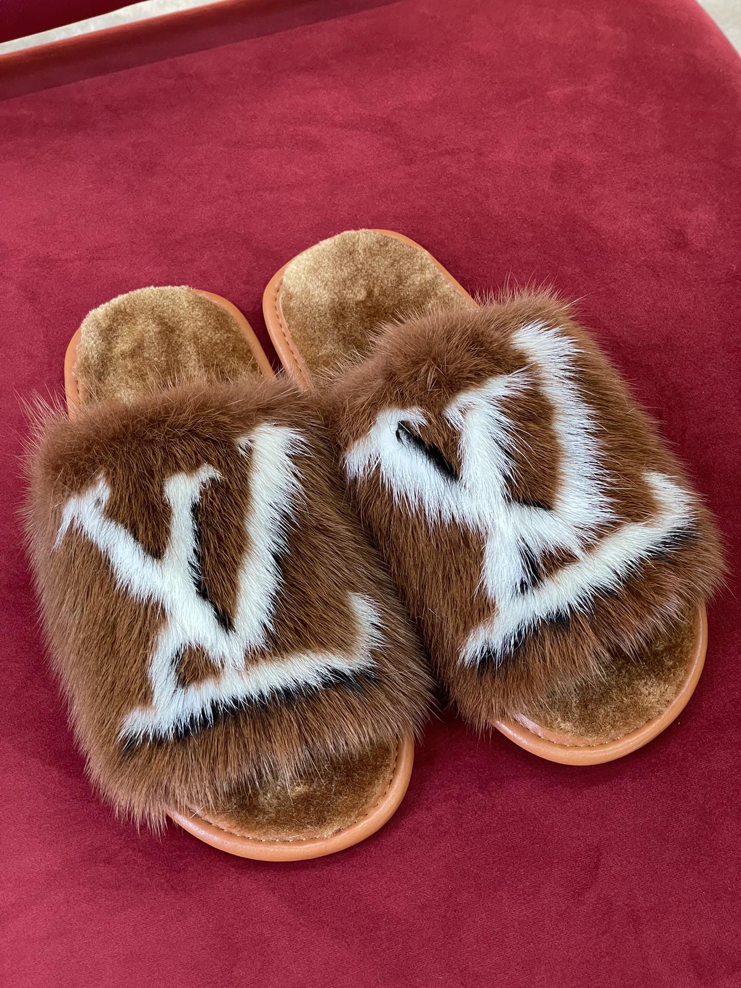 l0*is V*t0n sandals