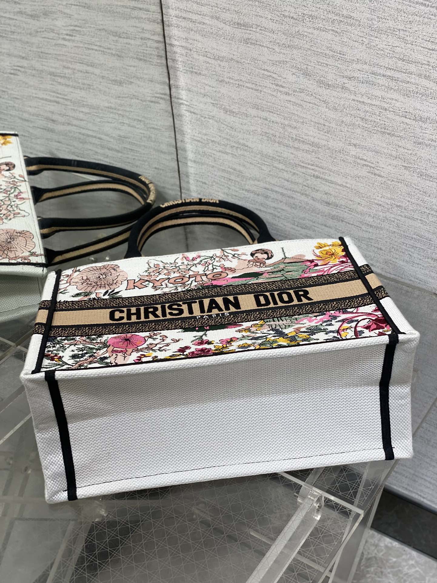 Diro Book Tote