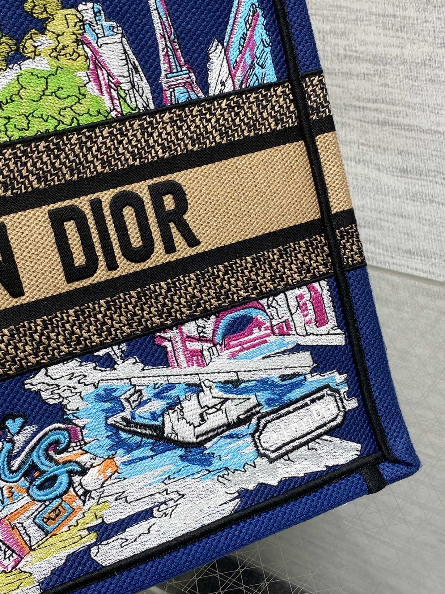 Diro Book Tote