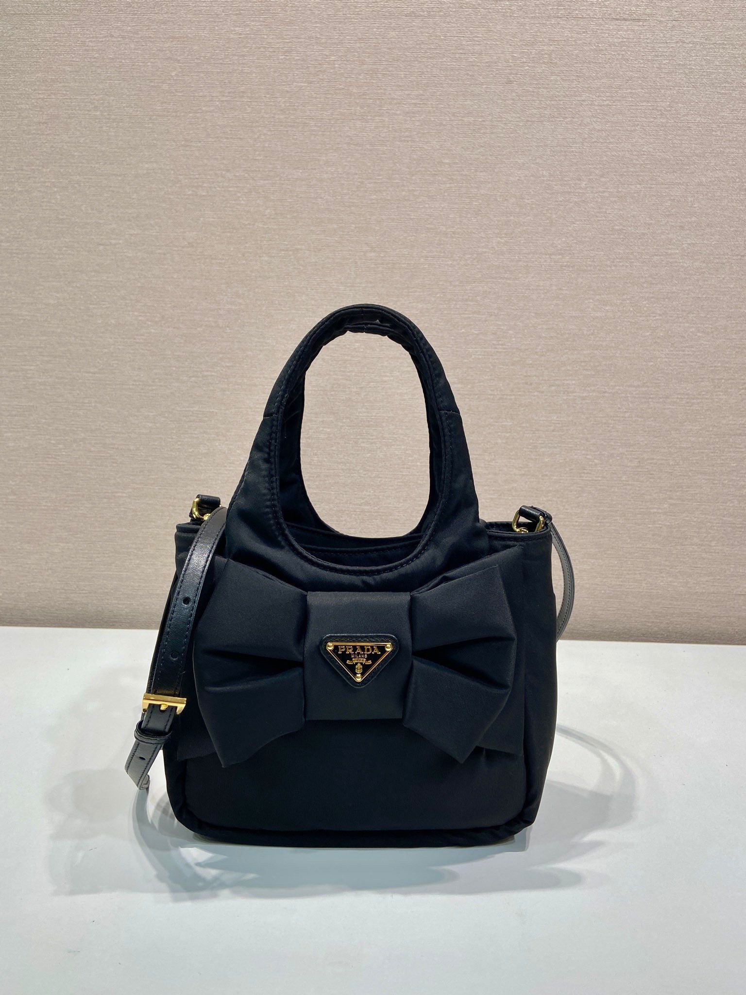 Prada Mini Bag aus gepolstertem Re-Nylon mit Schleife-18*15.5*10