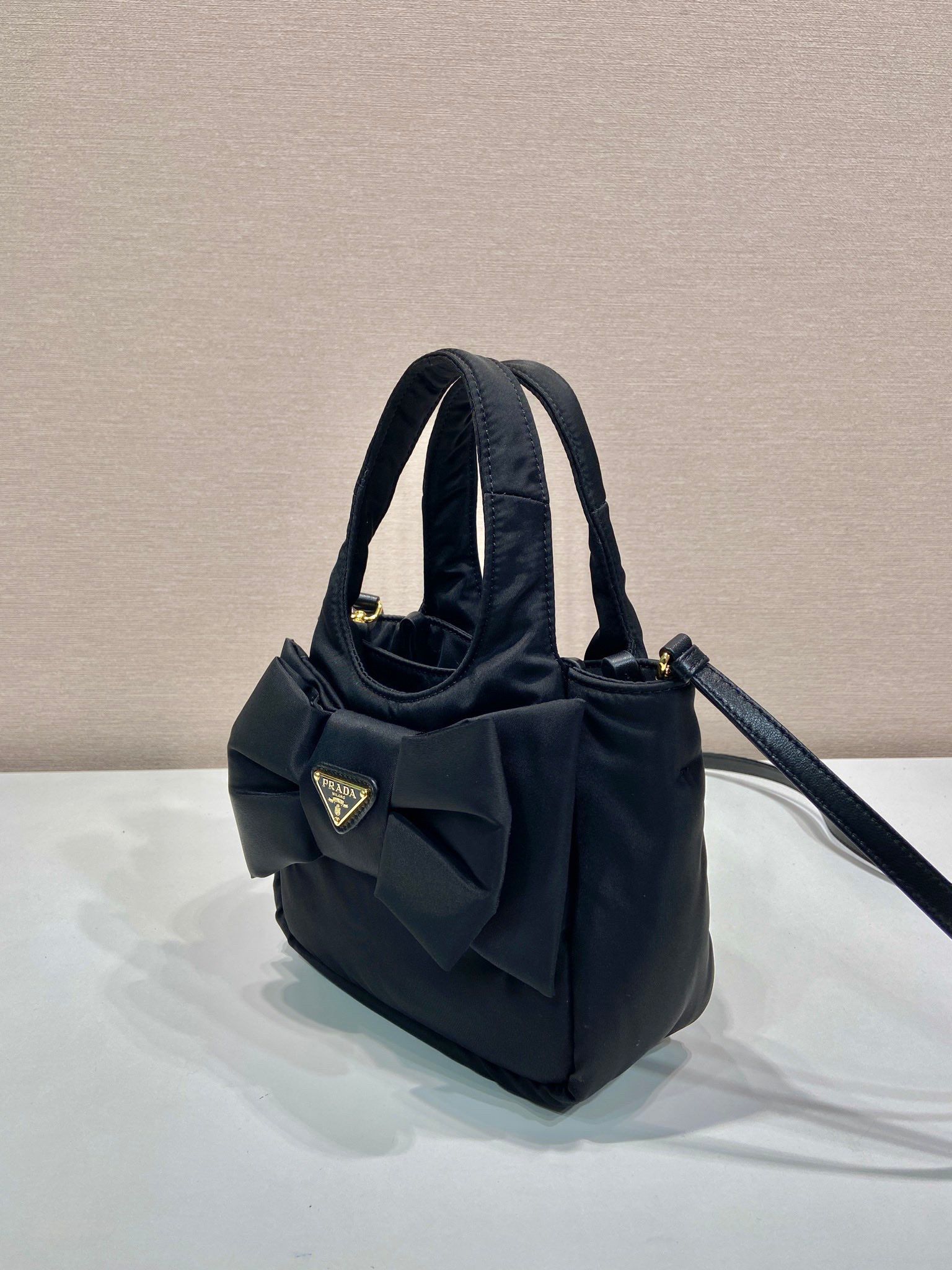 Prada Mini Bag aus gepolstertem Re-Nylon mit Schleife-18*15.5*10