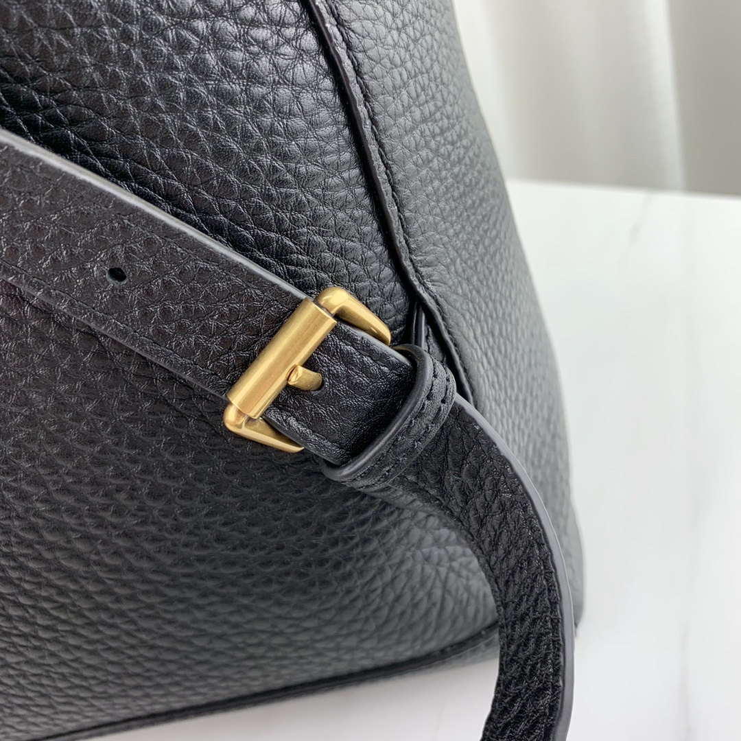 G*u*i backpack-31*37*14.5cm