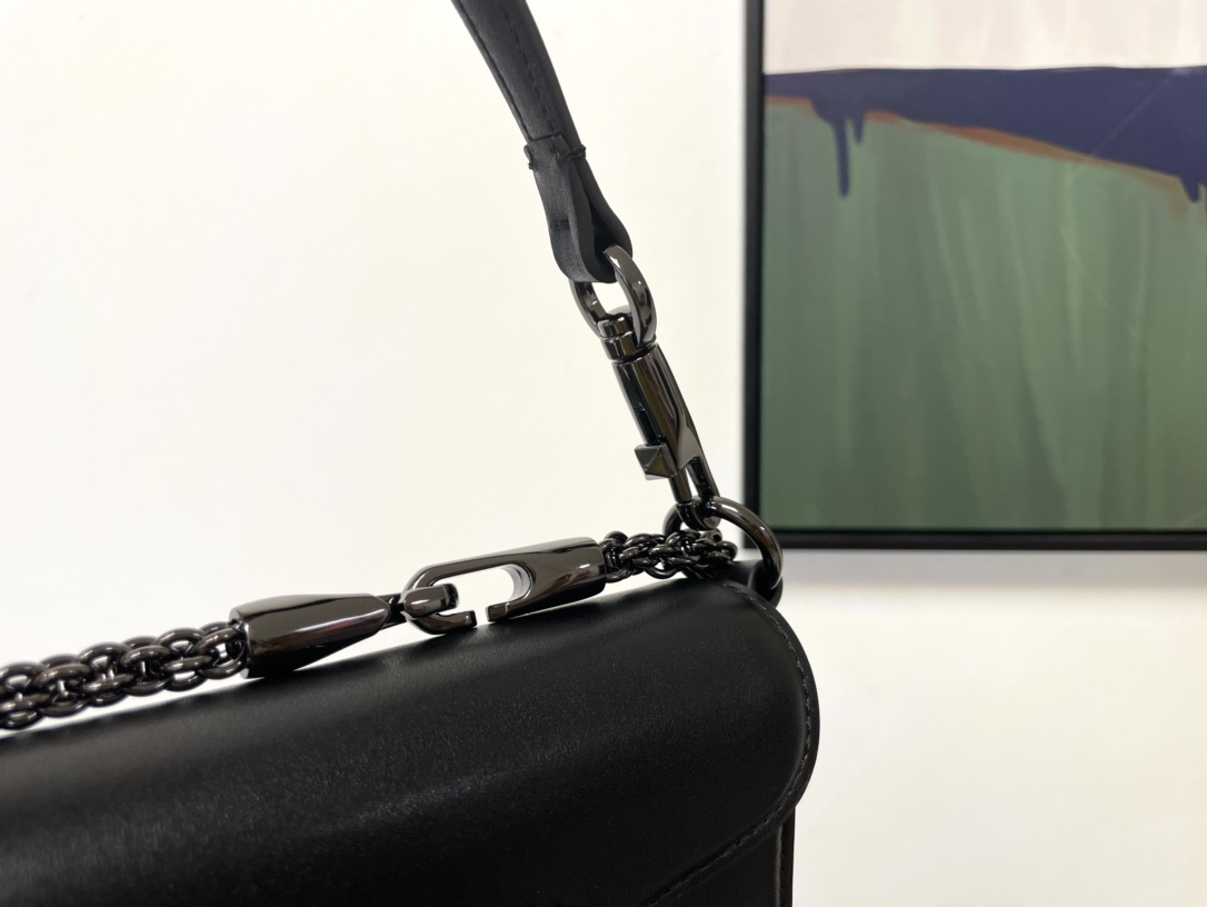 Valentino Handbags-20*15*7CM
