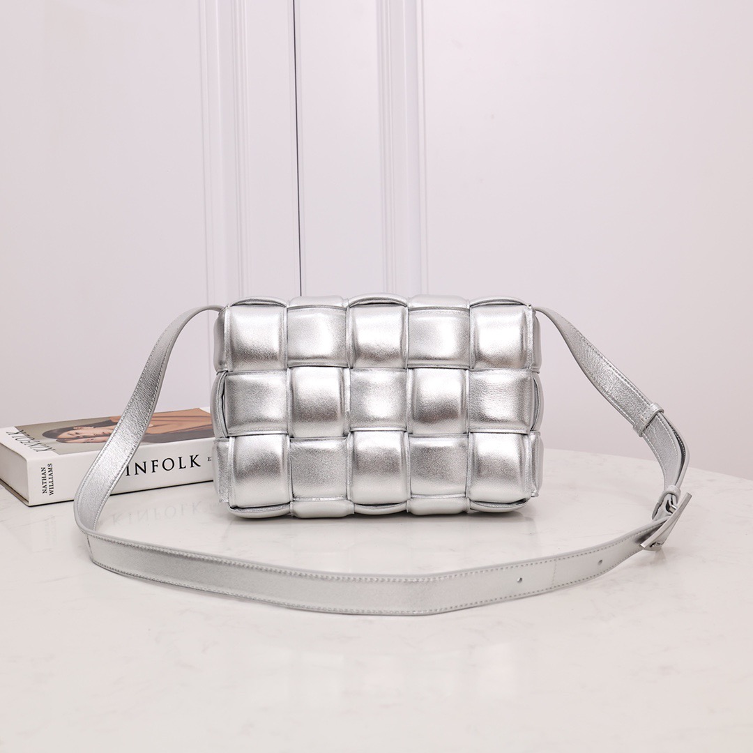bo*te*ga Ve*ne*ta padded cassette bag-26*18*8cm