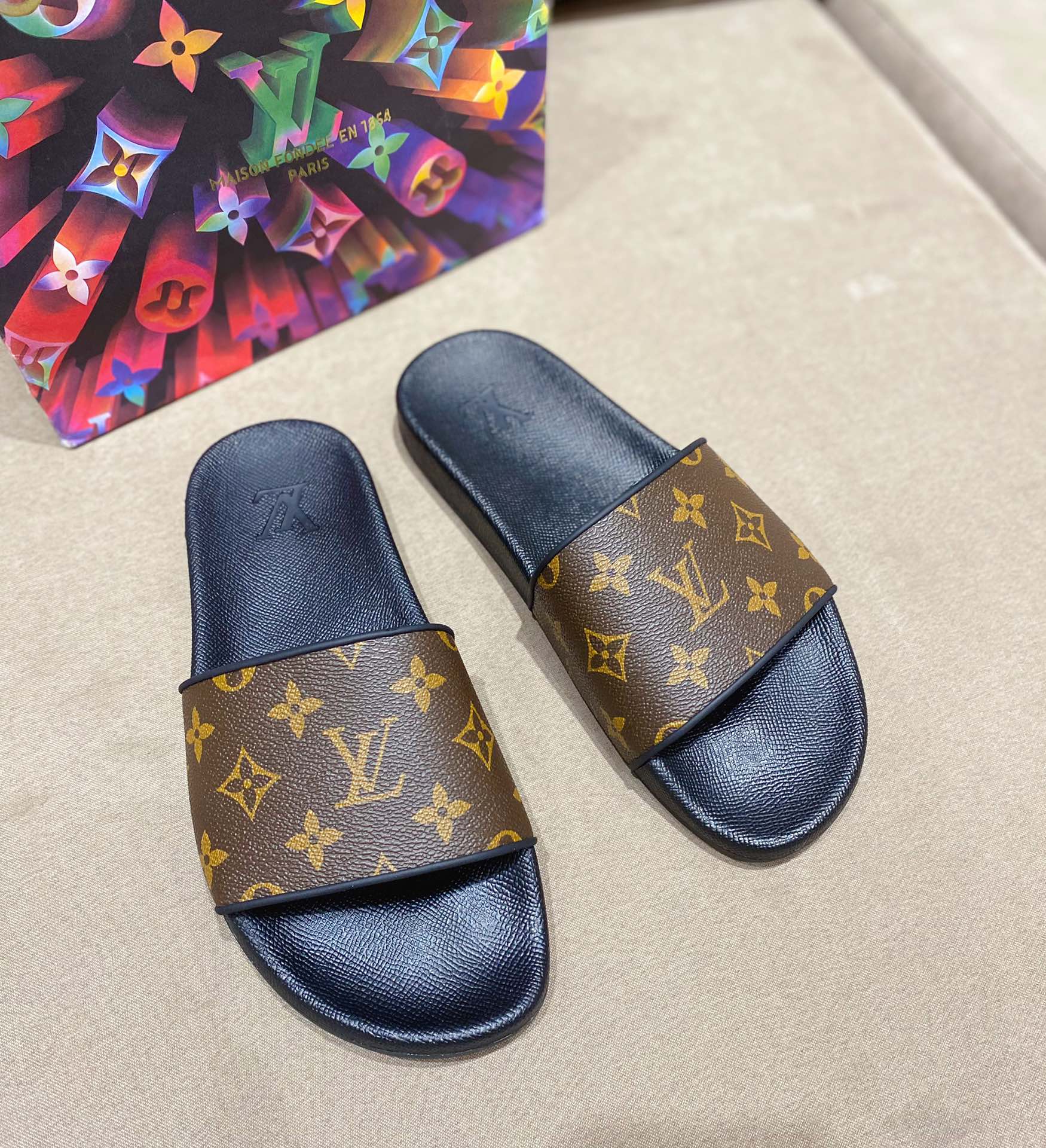 l0*is V*t0n slippers