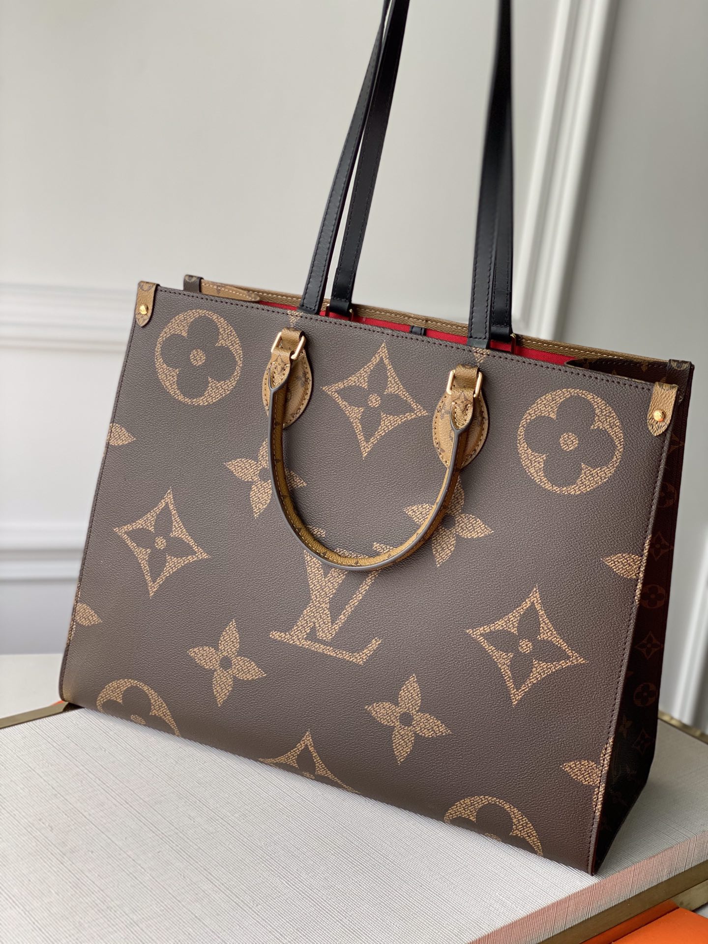 l0*is V*t0n onthego handbag-41*34*19cm(black strap)