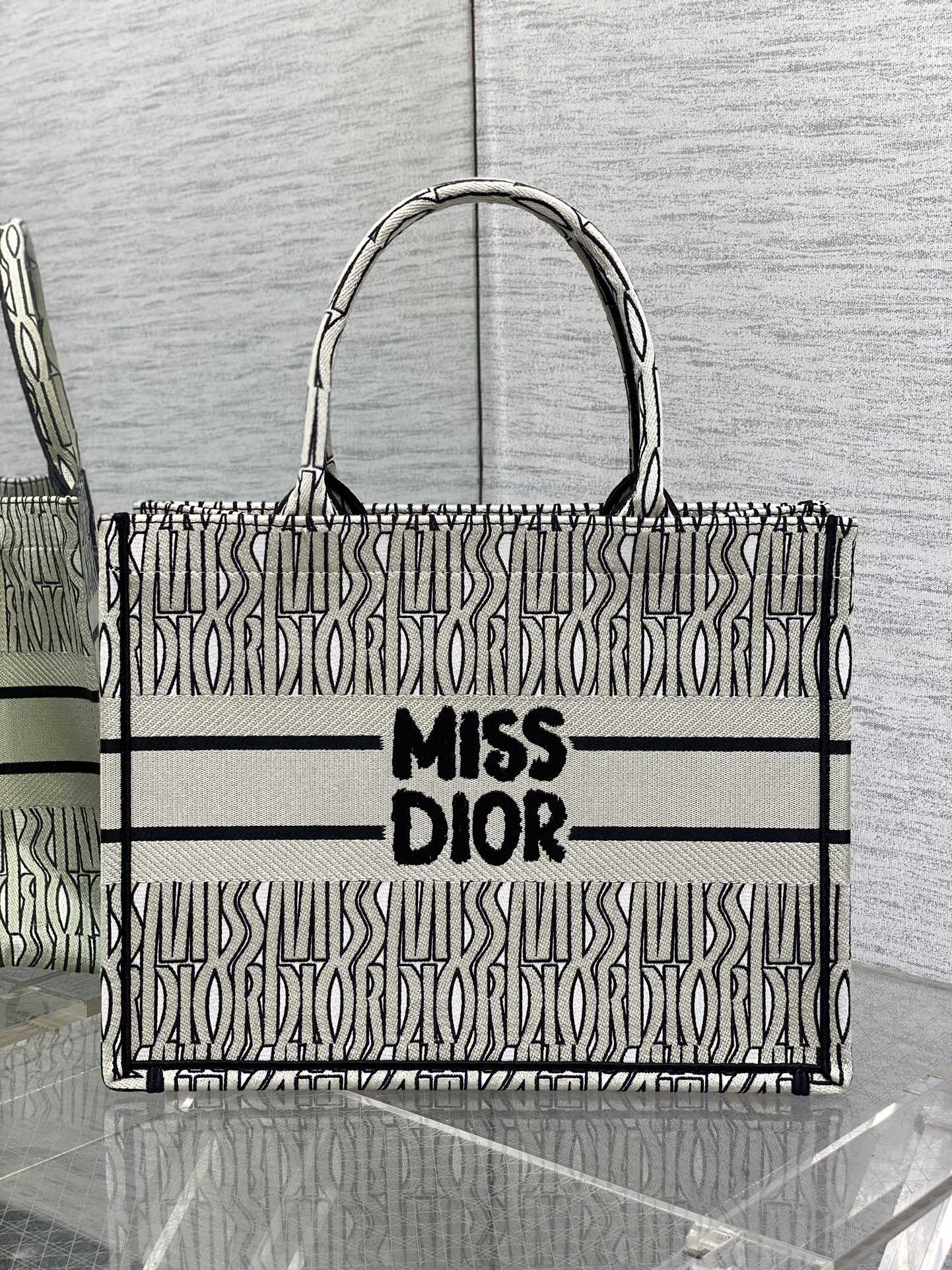D*or small book tote-36.5cm