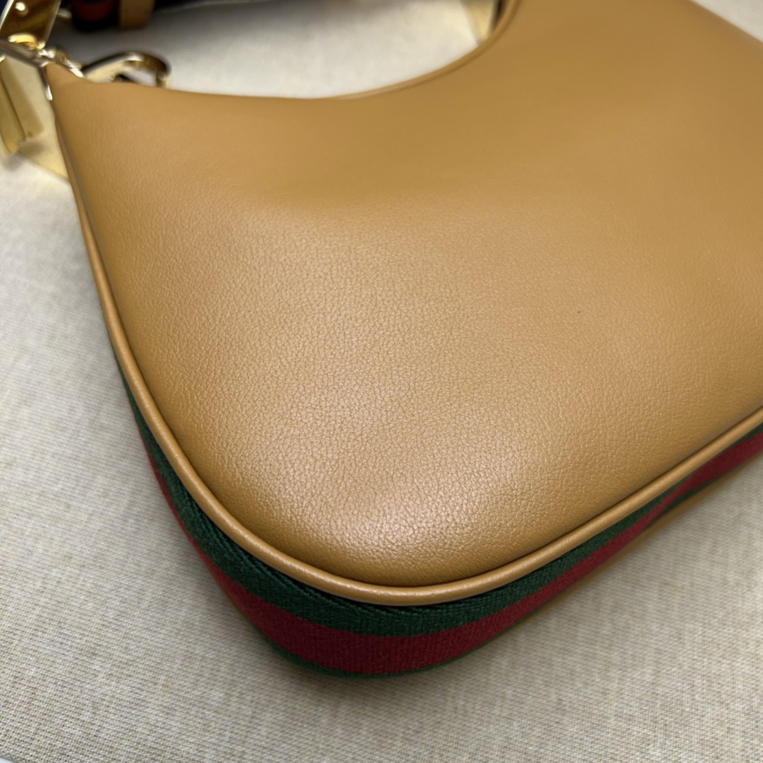 G*u*i attache small shoulder bag-23*22*5cm