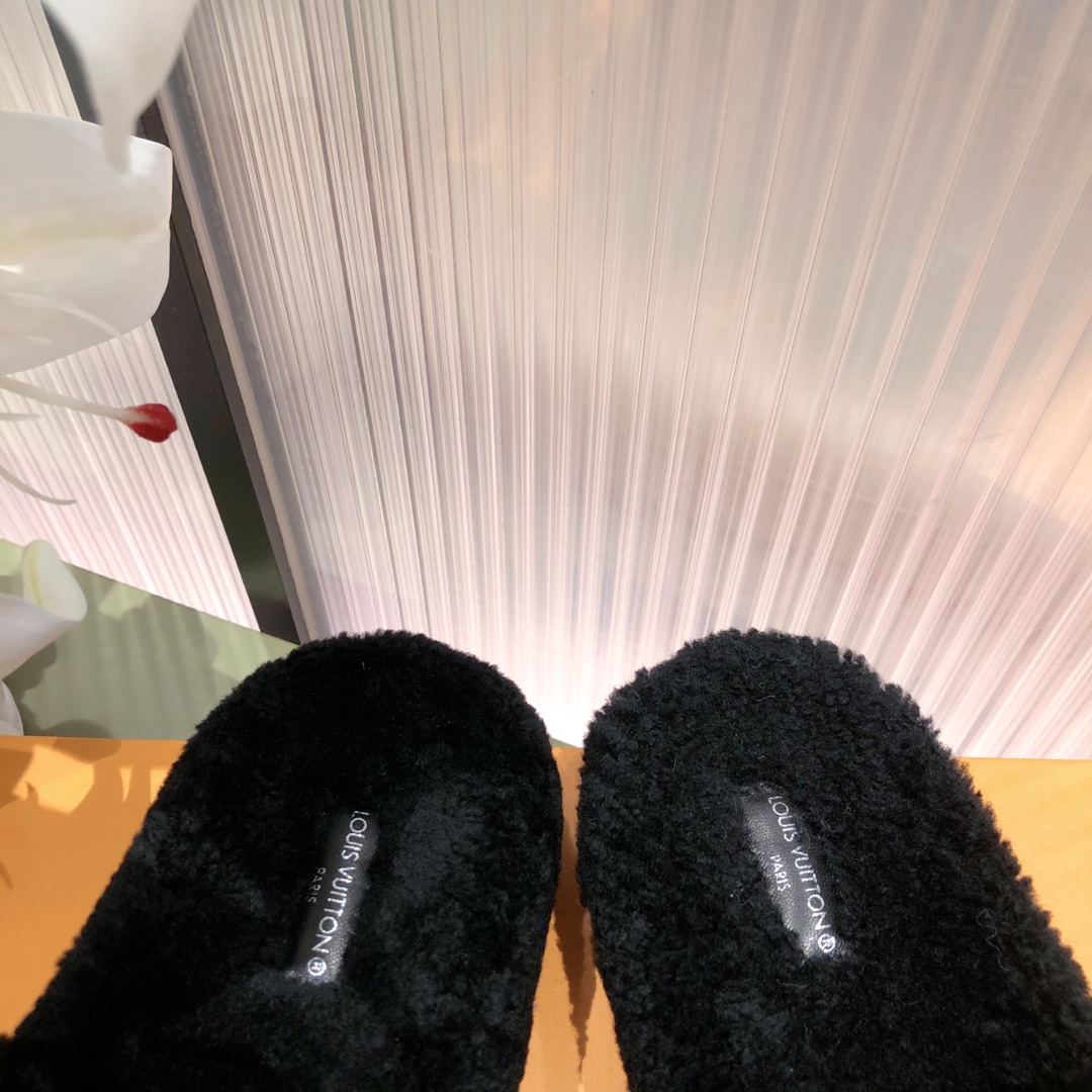 l0*is V*t0n slippers