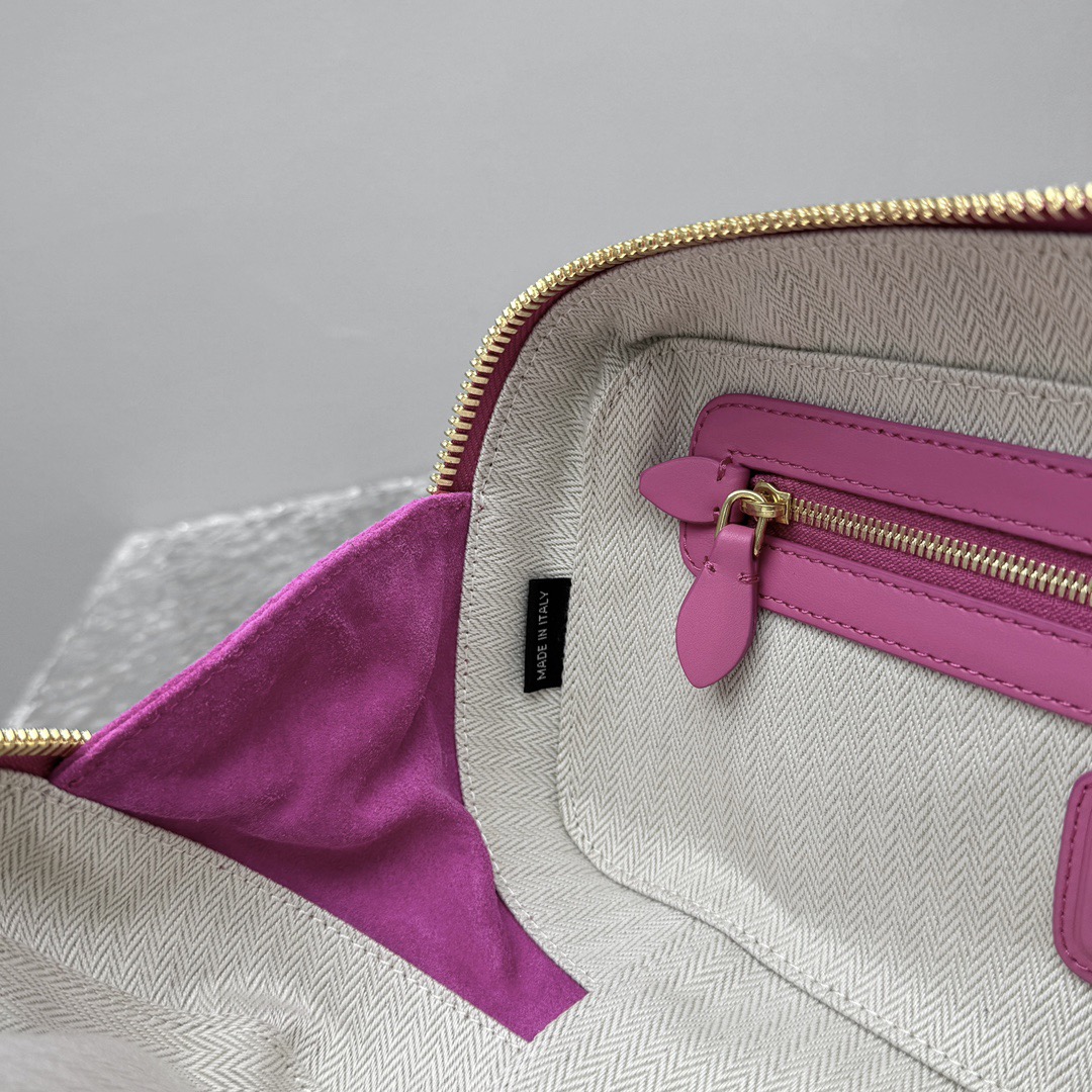 MiuMiu Top Handbags-27X12X9CM