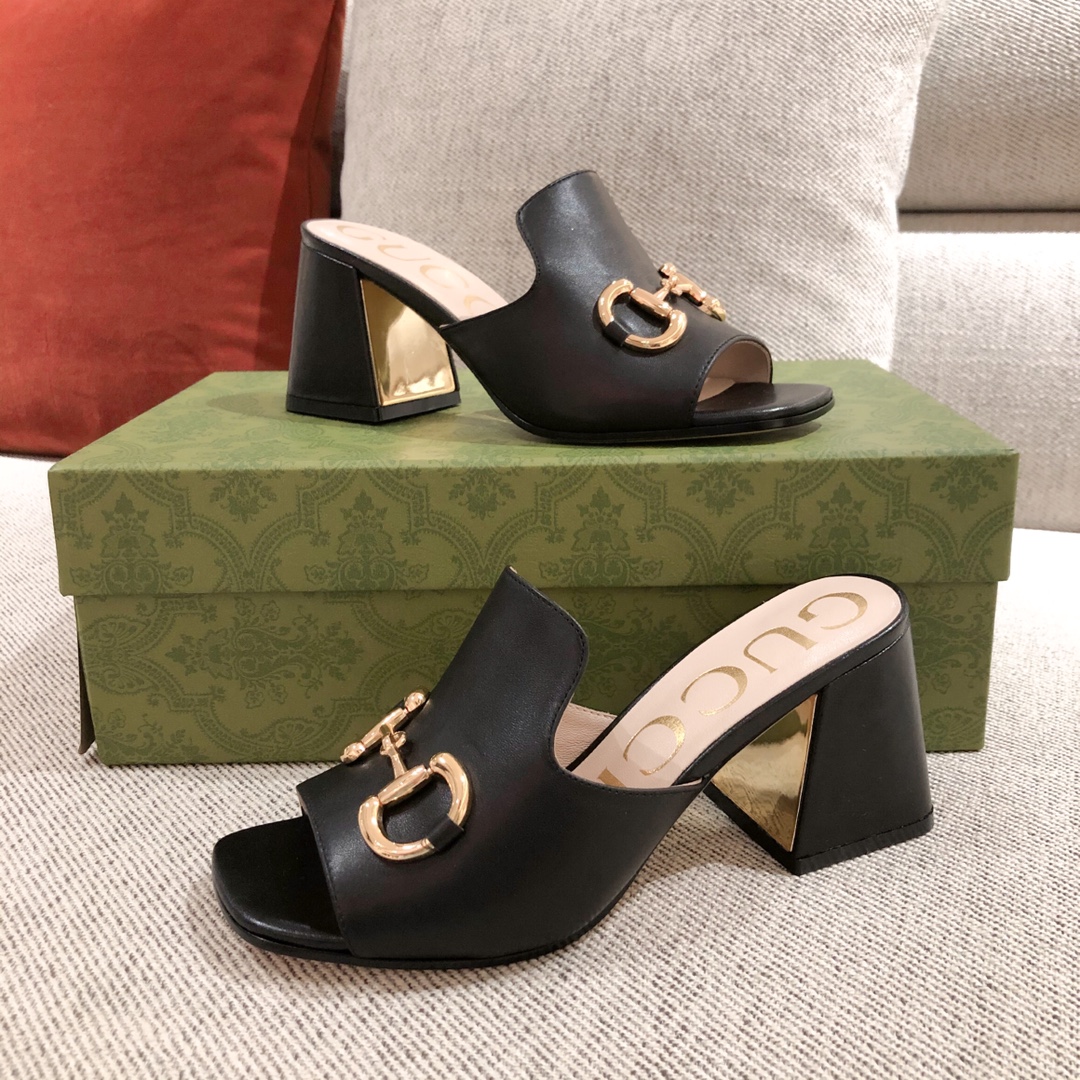 G*u*i sandals