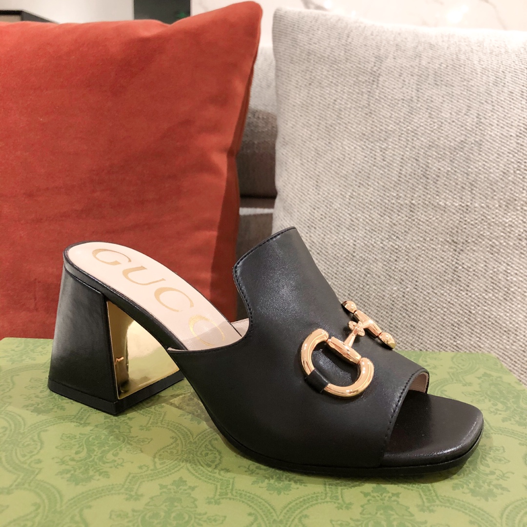G*u*i sandals
