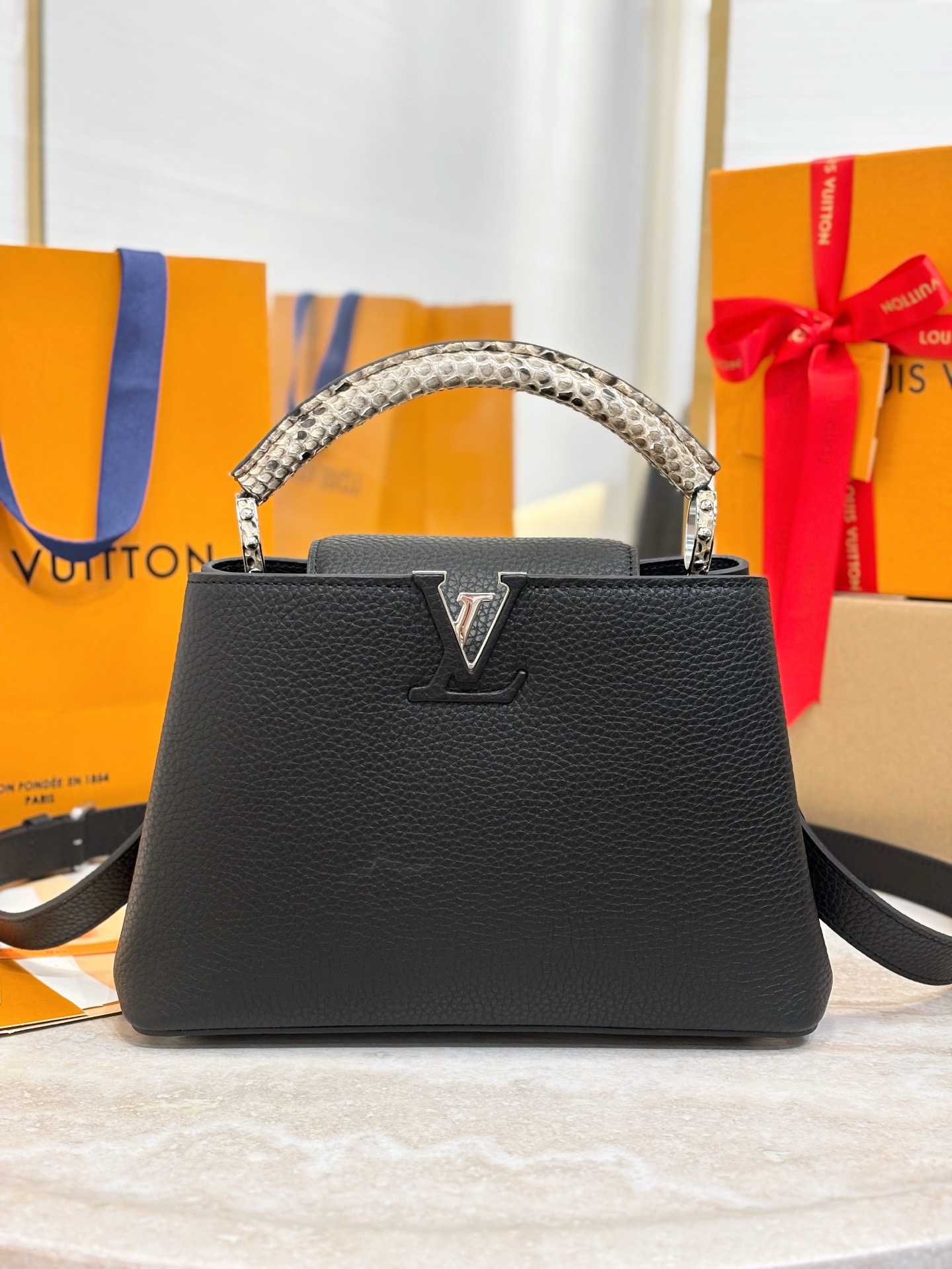 Louis Vuitton Capucines Handlebag-27*18*9CM