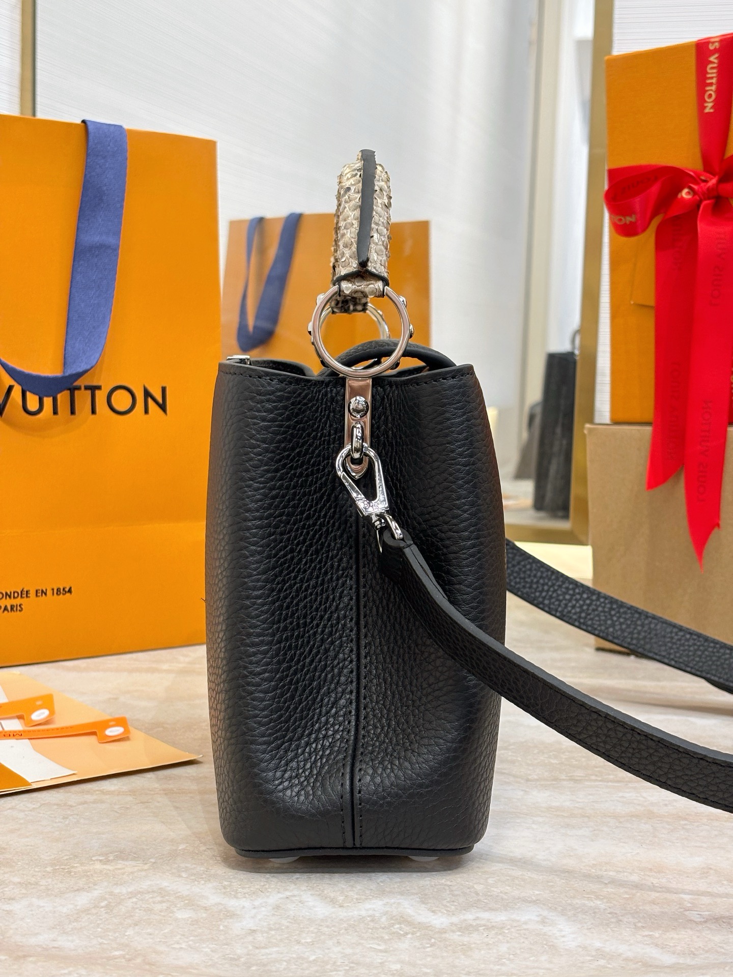 Louis Vuitton Capucines Handlebag-27*18*9CM