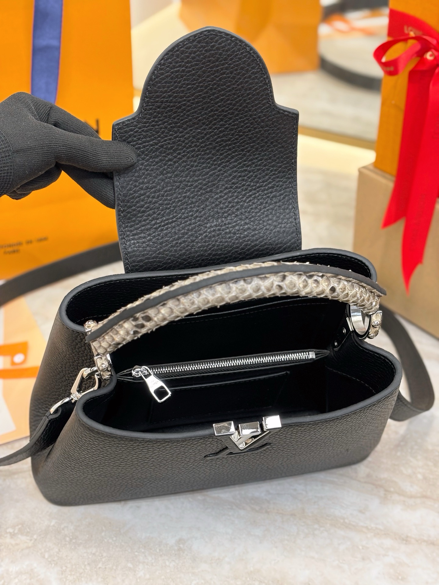 Louis Vuitton Capucines Handlebag-27*18*9CM