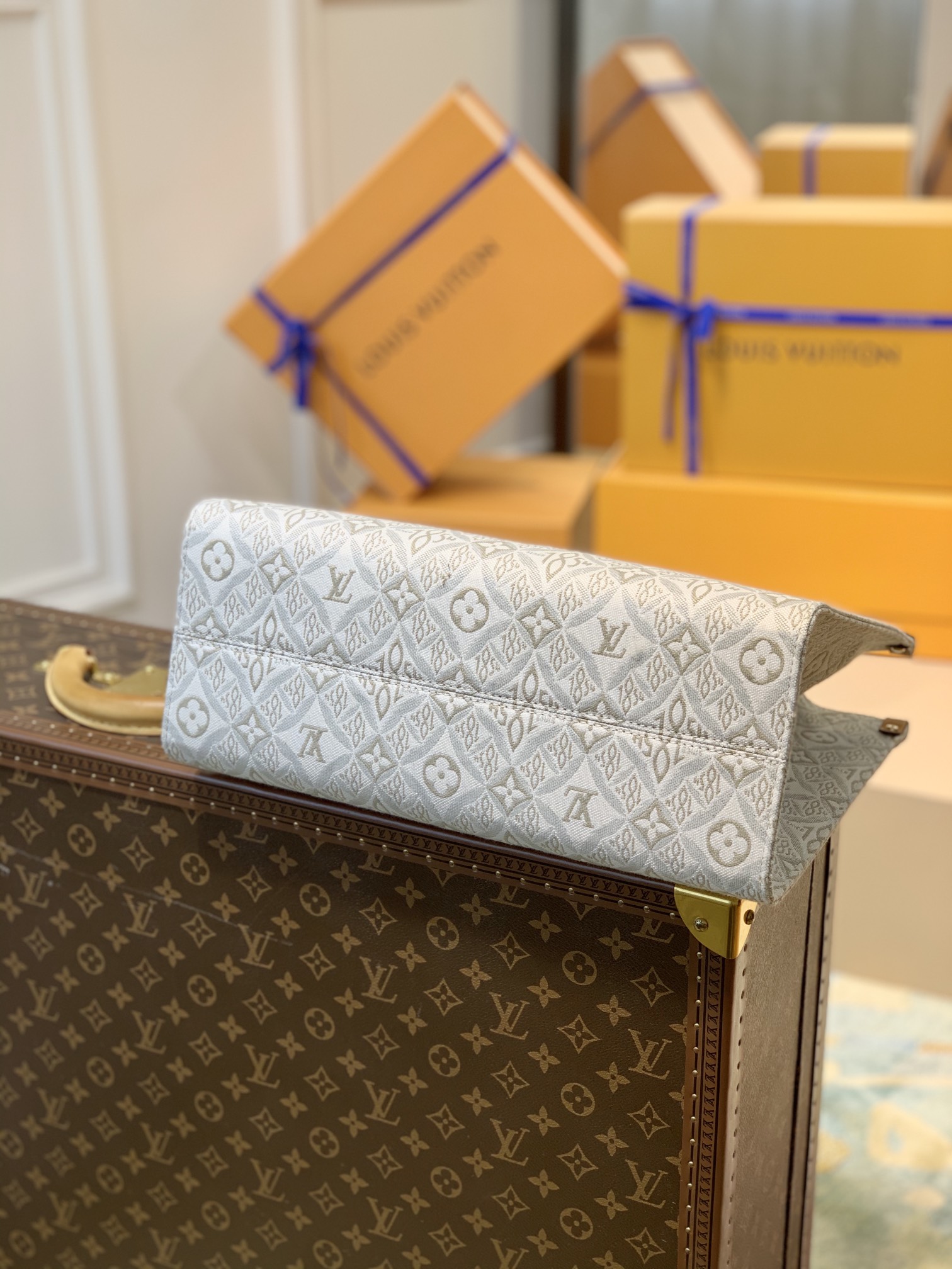l0*is V*t0n onthego handbag-35*27*14cm