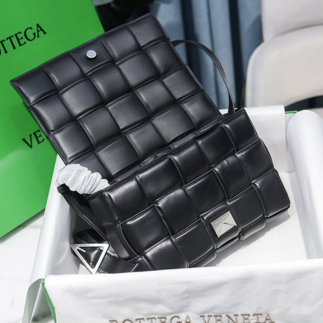 bo*te*ga Ve*ne*ta padded cassette bag-26*18*8cm