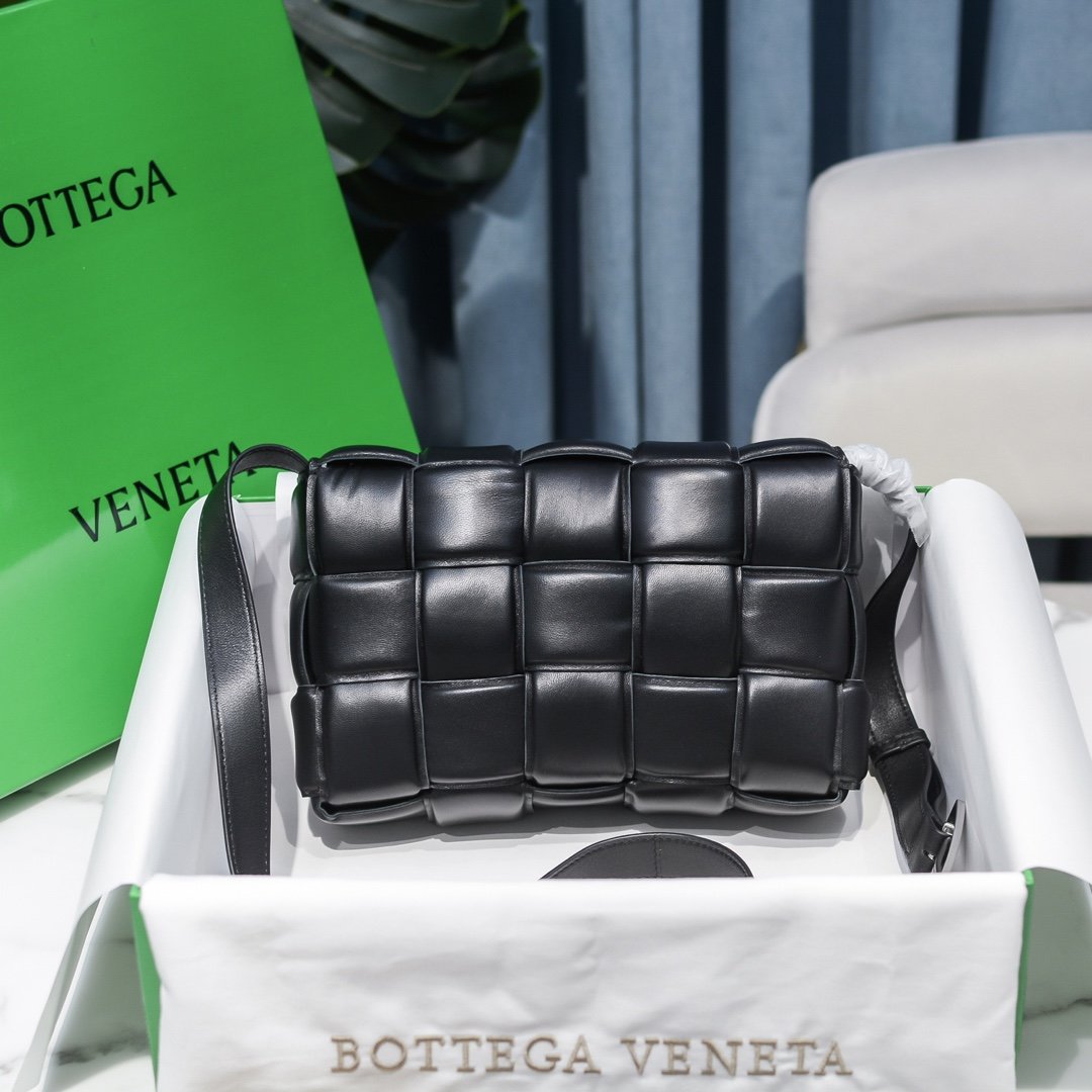 bo*te*ga Ve*ne*ta padded cassette bag-26*18*8cm