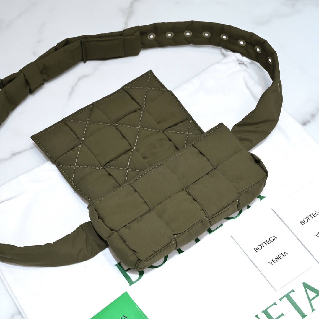bo*te*ga Ve*ne*ta cassette bag-10x19x5cm