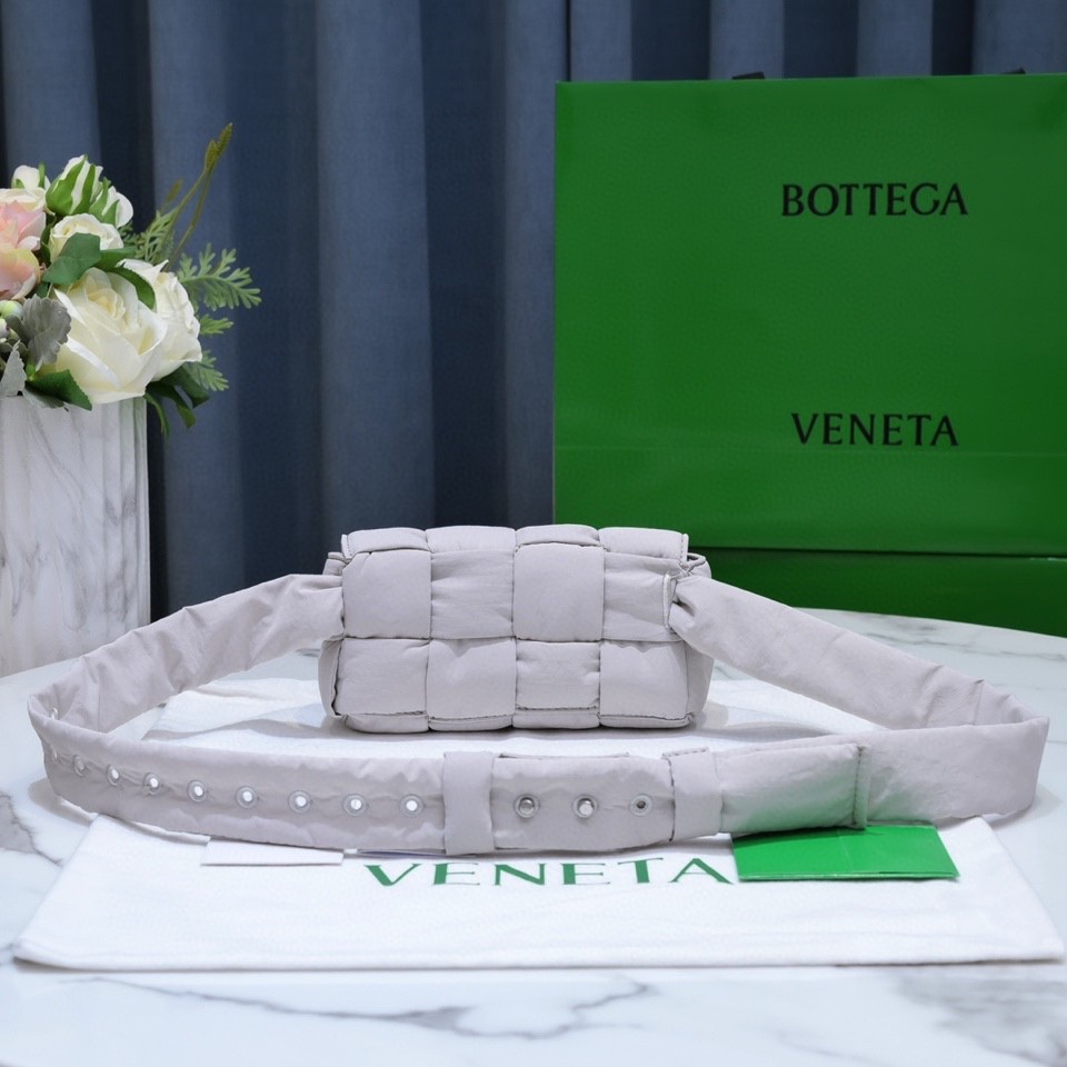 bo*te*ga Ve*ne*ta cassette bag-10x19x5cm