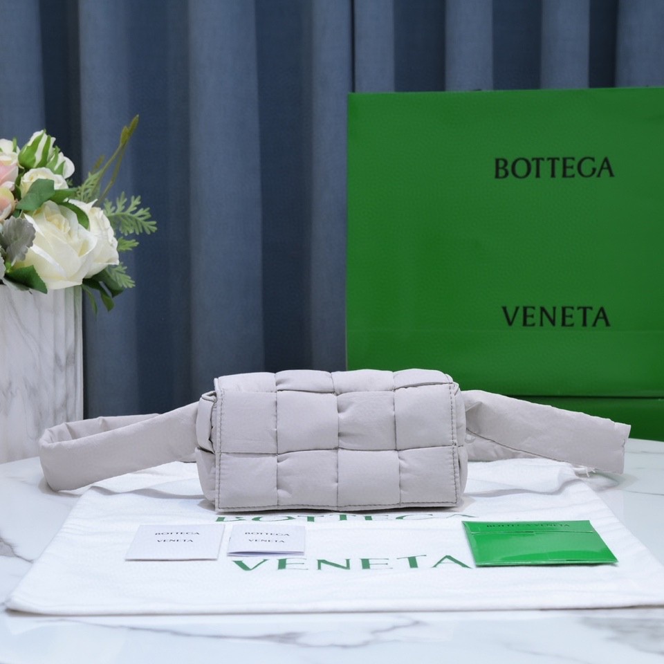bo*te*ga Ve*ne*ta cassette bag-10x19x5cm