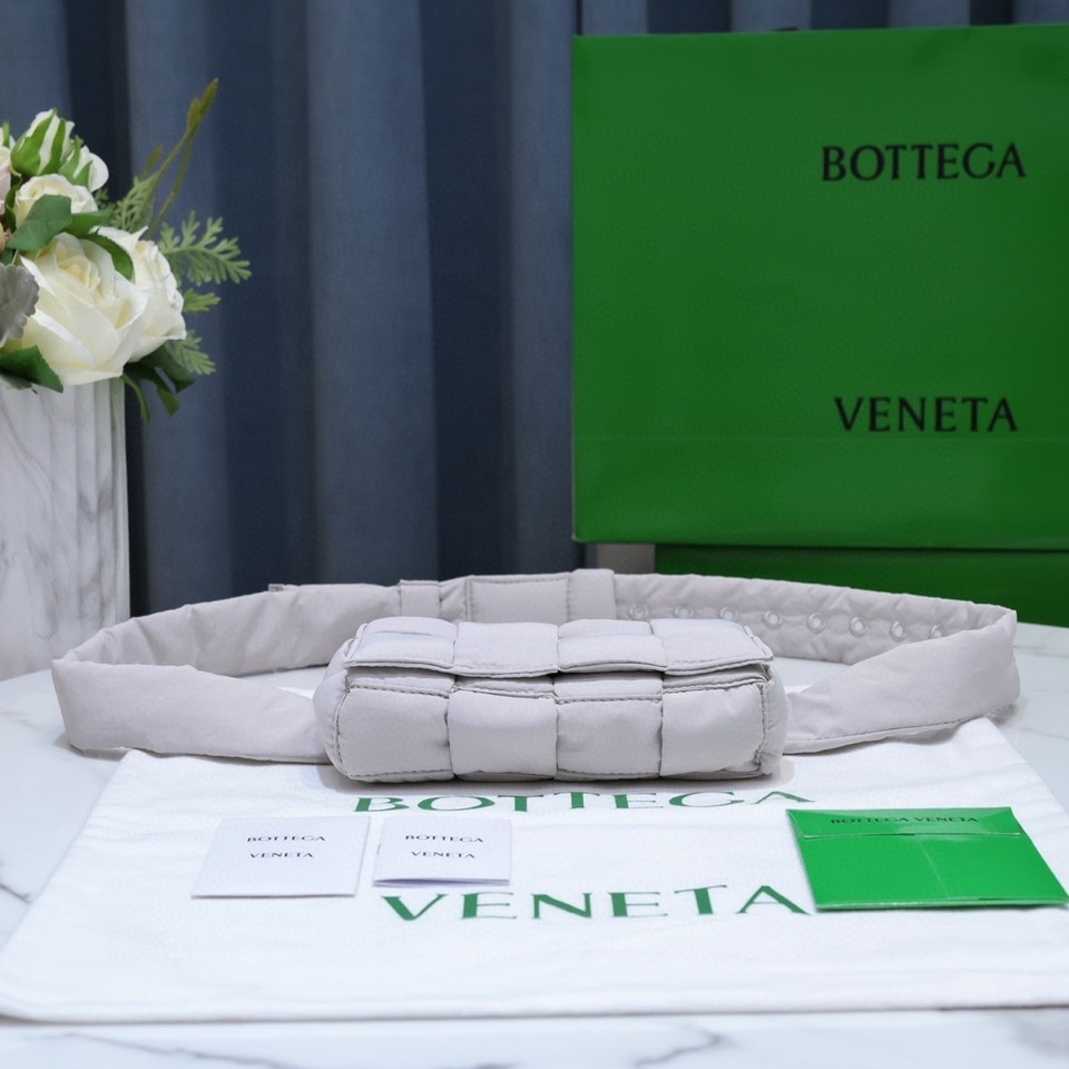 bo*te*ga Ve*ne*ta cassette bag-10x19x5cm
