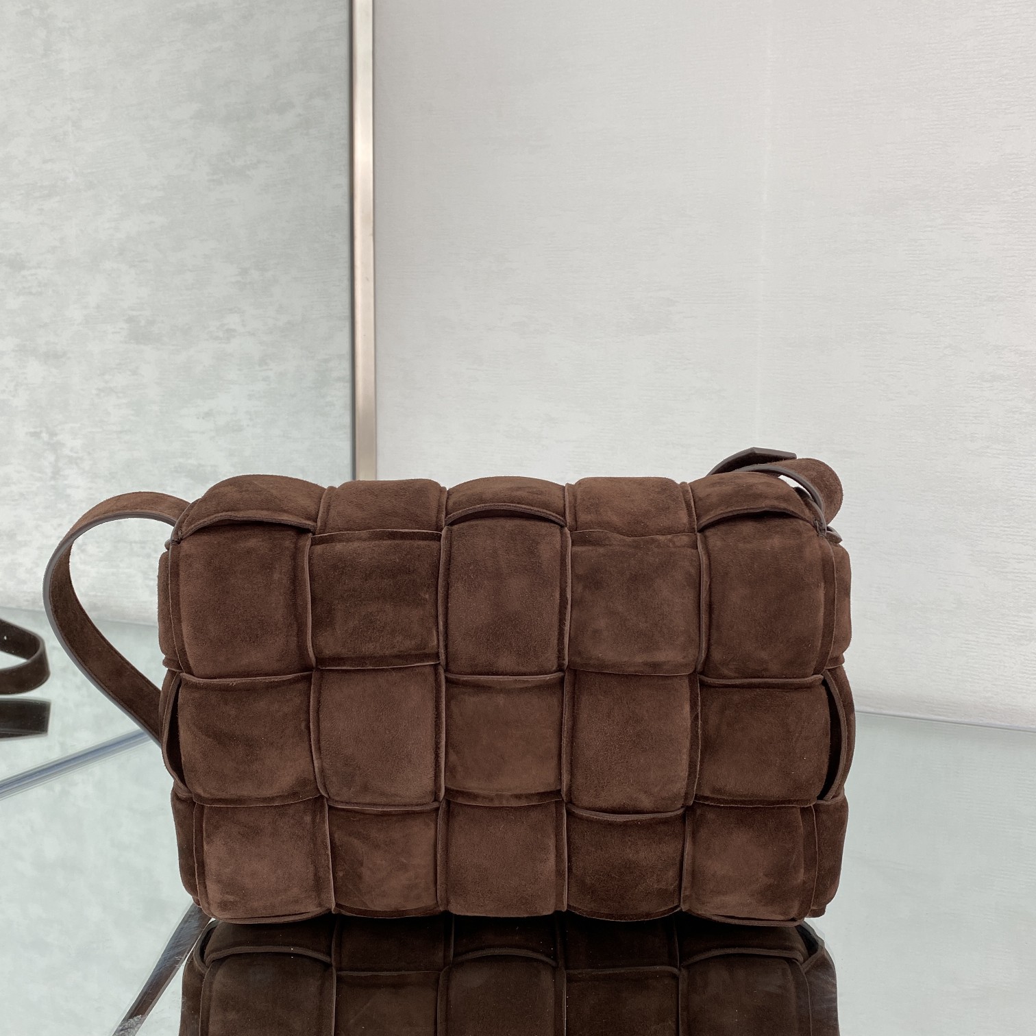 bo*te*ga Ve*ne*ta padded cassette bag-26*18*8cm