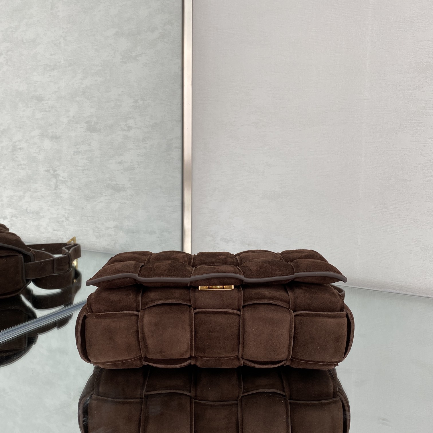 bo*te*ga Ve*ne*ta padded cassette bag-26*18*8cm