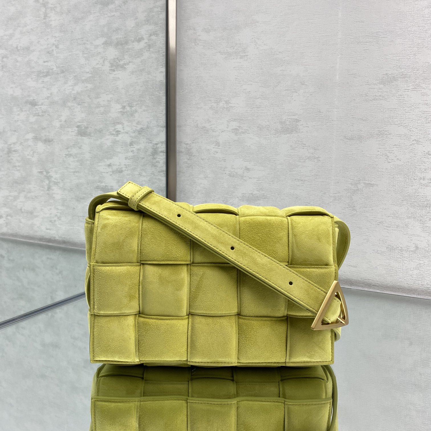 bo*te*ga Ve*ne*ta padded cassette bag-26*18*8cm