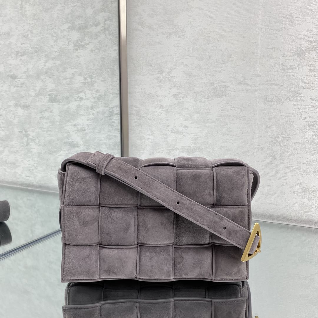 bo*te*ga Ve*ne*ta padded cassette bag-26*18*8cm