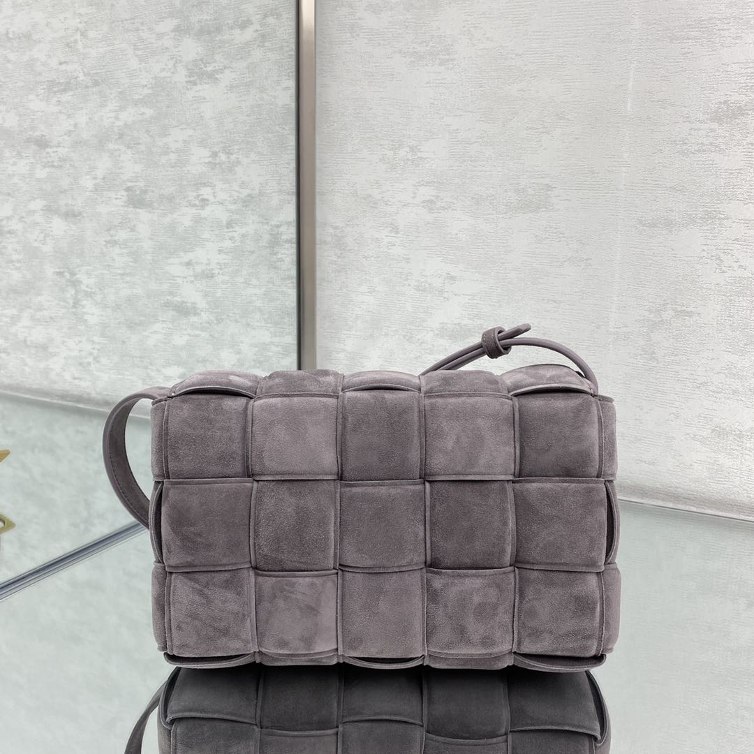 bo*te*ga Ve*ne*ta padded cassette bag-26*18*8cm