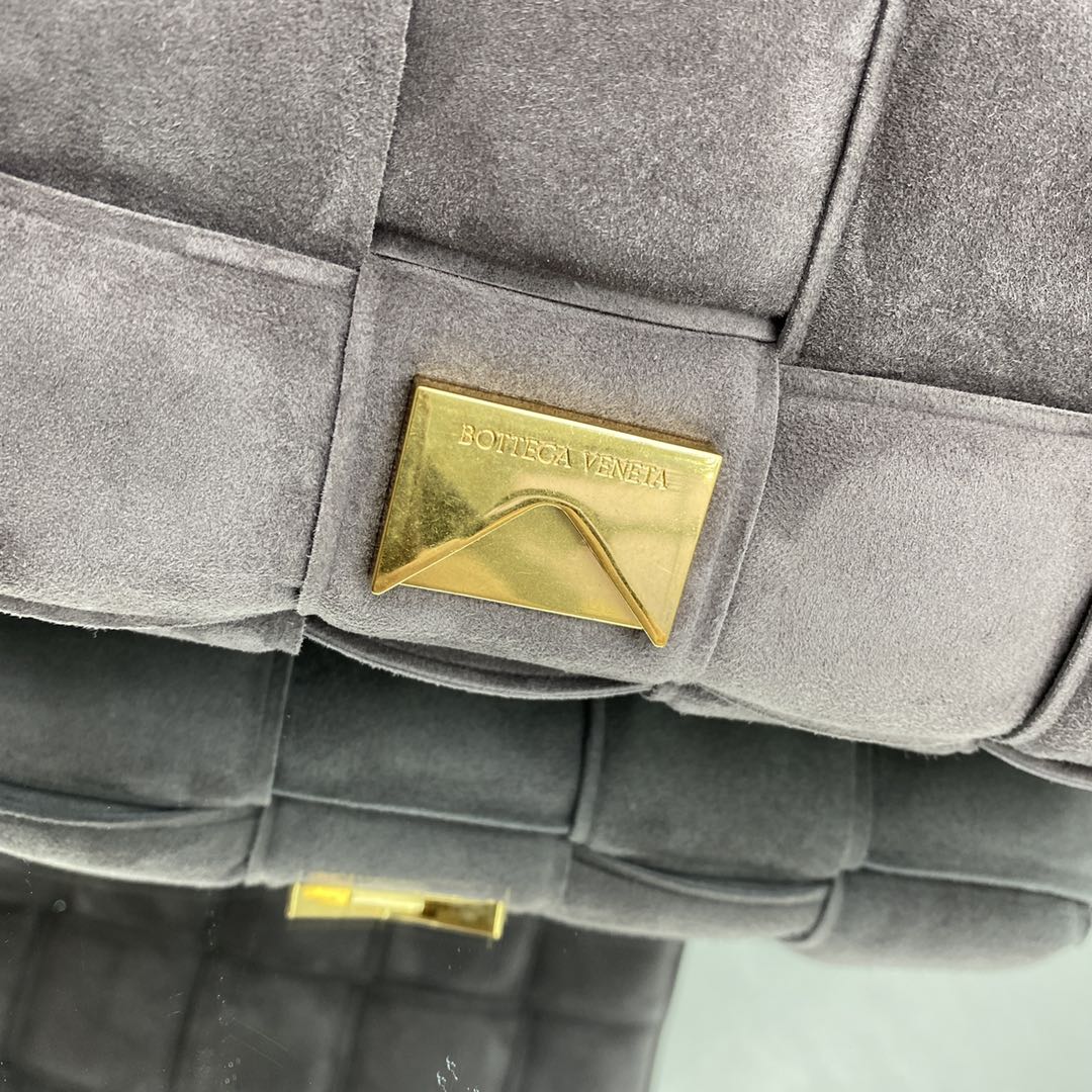 bo*te*ga Ve*ne*ta padded cassette bag-26*18*8cm