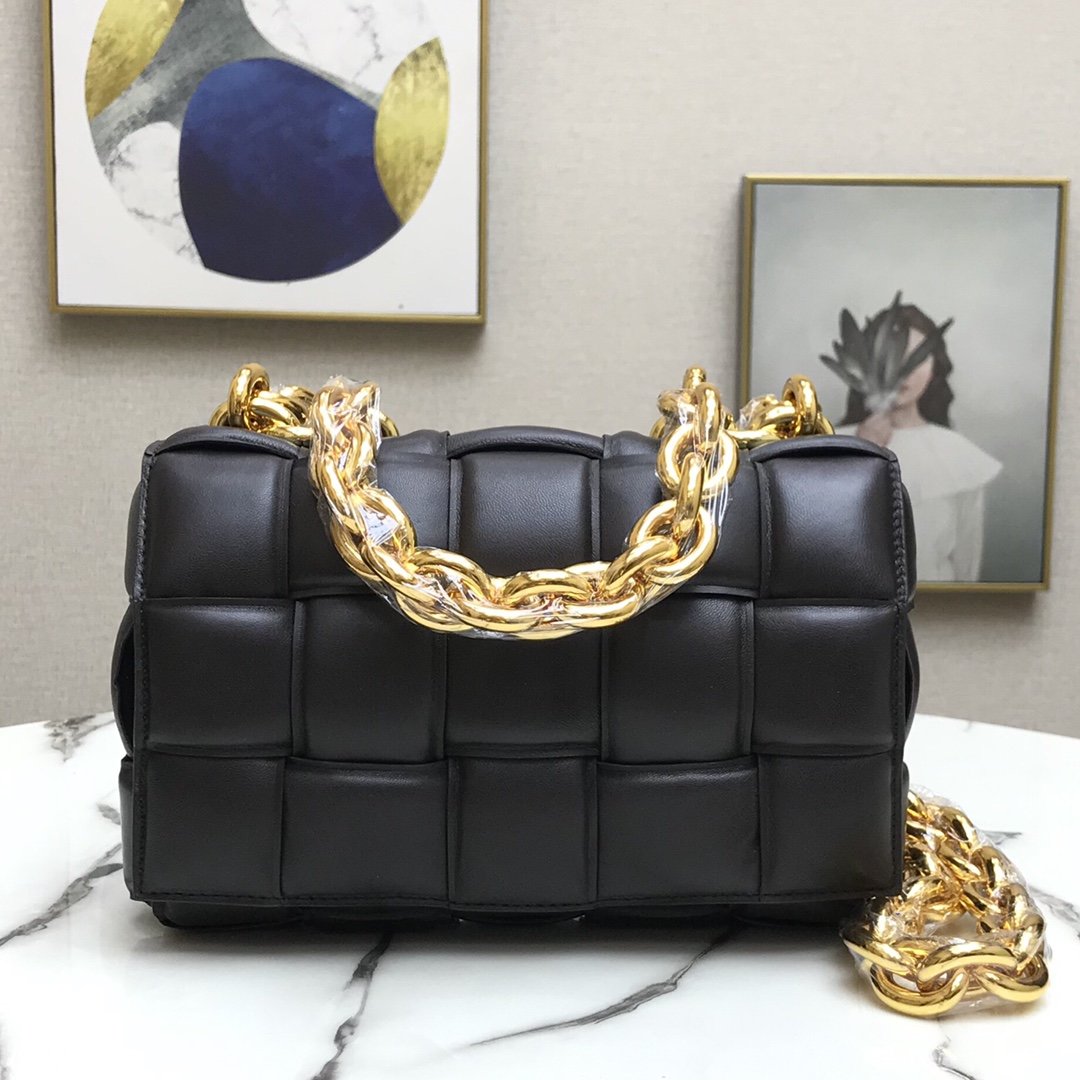bo*te*ga Ve*ne*ta padded cassette bag-26*18*8cm