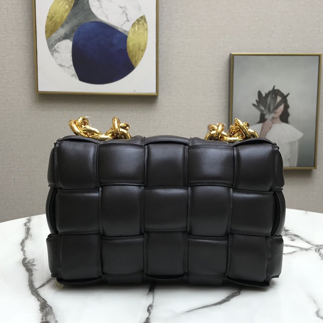 bo*te*ga Ve*ne*ta padded cassette bag-26*18*8cm