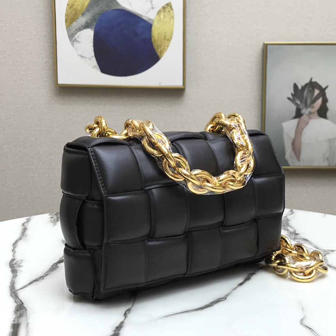 bo*te*ga Ve*ne*ta padded cassette bag-26*18*8cm