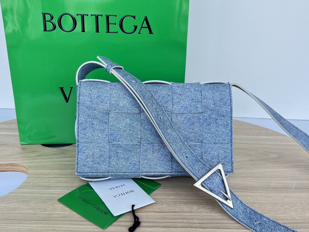 bo*te*ga Ve*ne*ta cassette bag-23x15x6cm