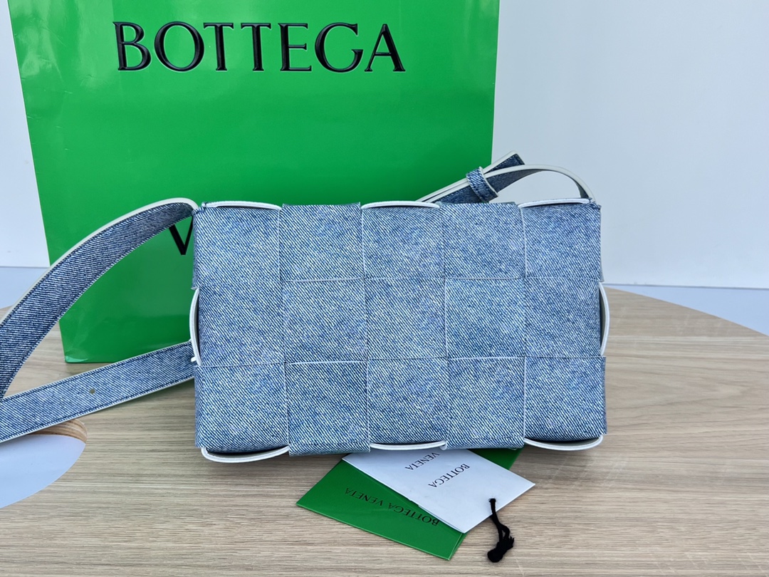 bo*te*ga Ve*ne*ta cassette bag-23x15x6cm