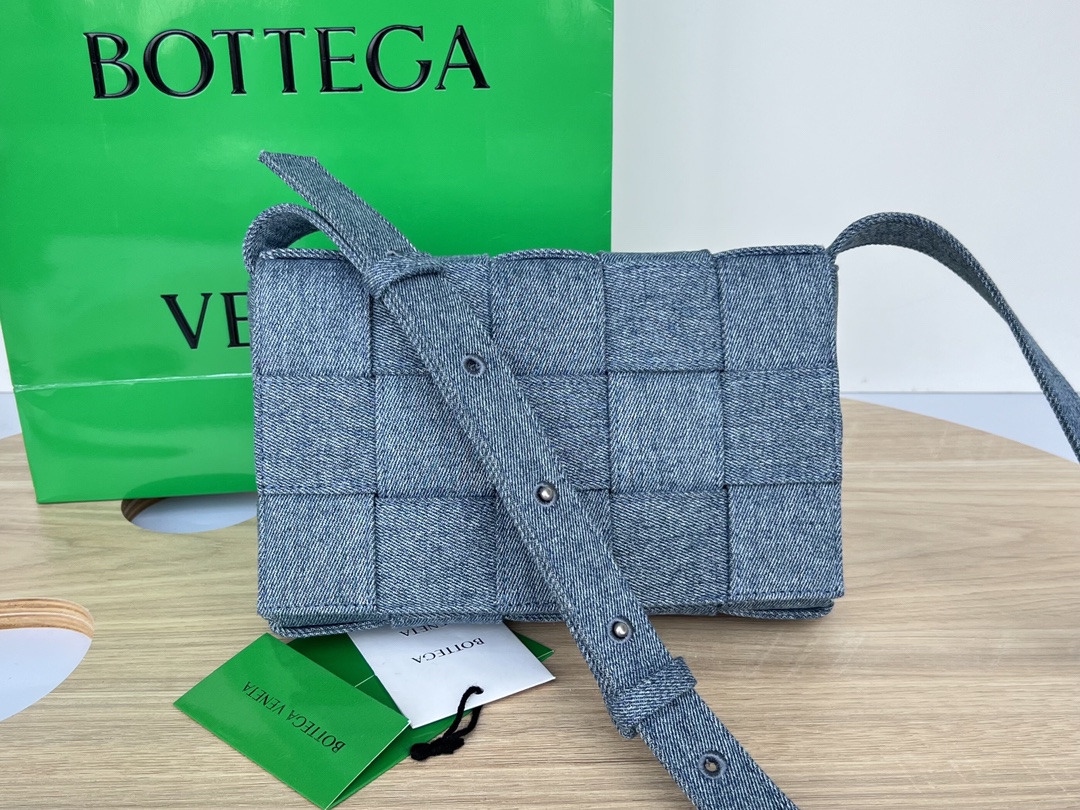 bo*te*ga Ve*ne*ta cassette bag-23x15x6cm