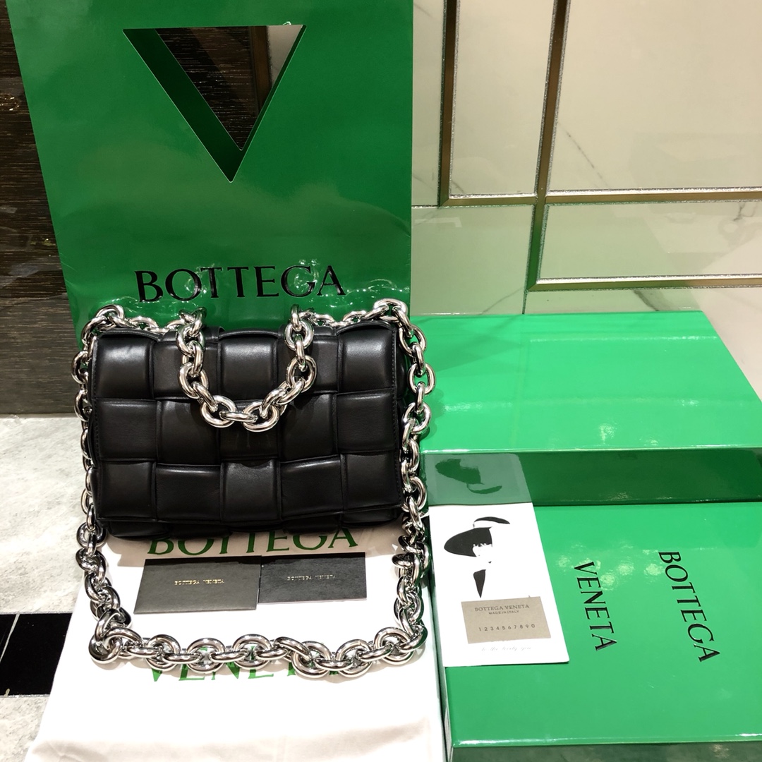 bo*te*ga Ve*ne*ta padded cassette bag-26*18*8cm