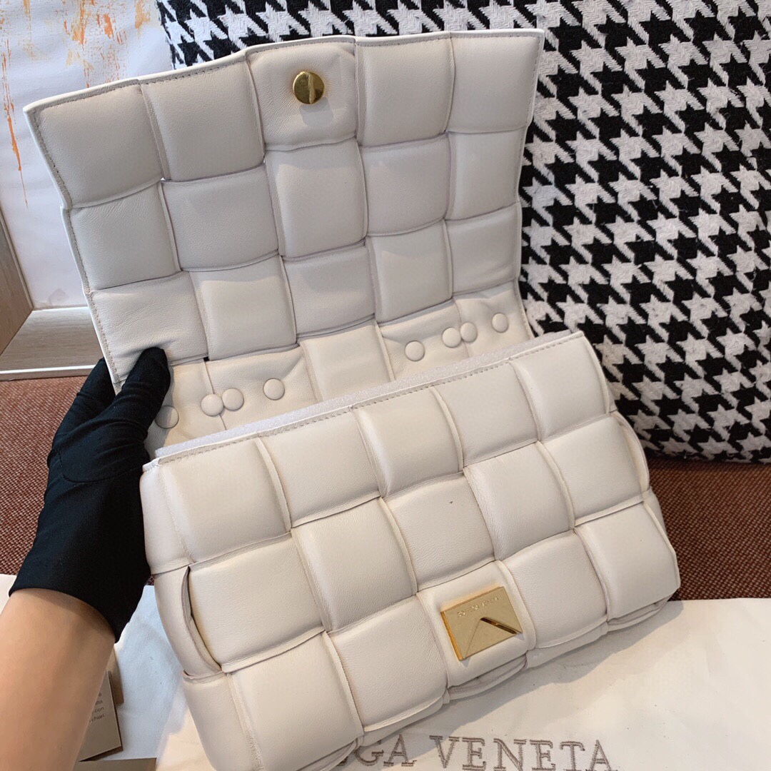 bo*te*ga Ve*ne*ta padded cassette bag-26*18*8cm