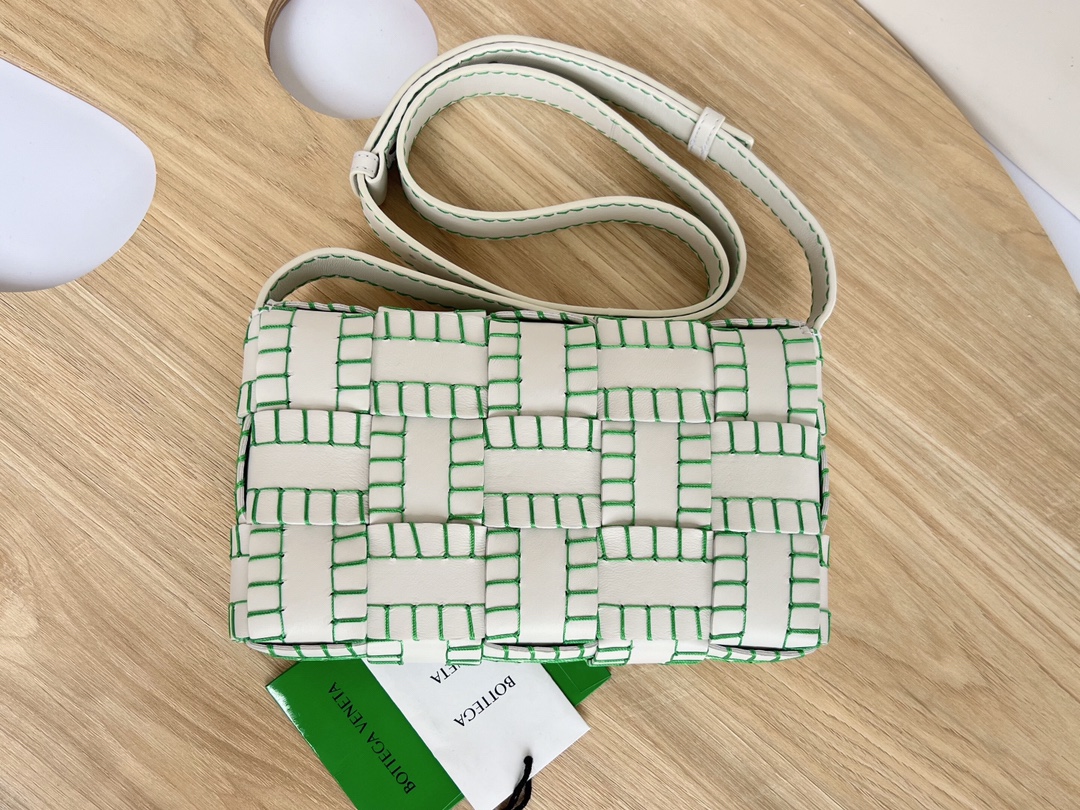 bo*te*ga Ve*ne*ta cassette bag-23x15x6cm