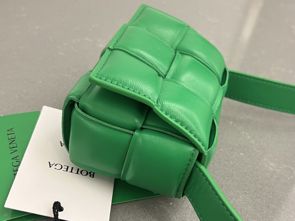 bo*te*ga Ve*ne*ta padded cassette bag-12*8*4cm