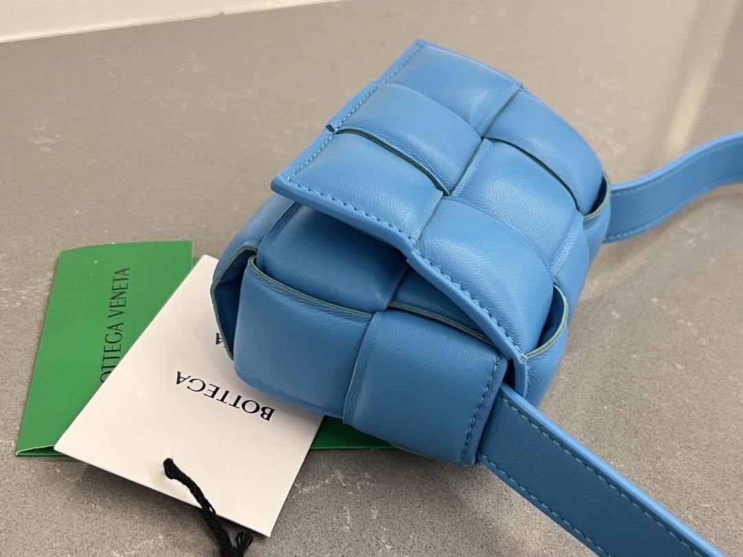 bo*te*ga Ve*ne*ta padded cassette bag-12*8*4cm