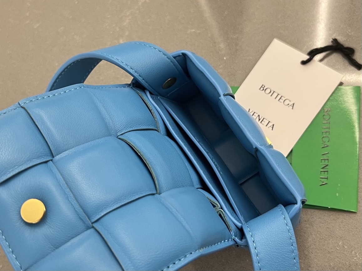 bo*te*ga Ve*ne*ta padded cassette bag-12*8*4cm