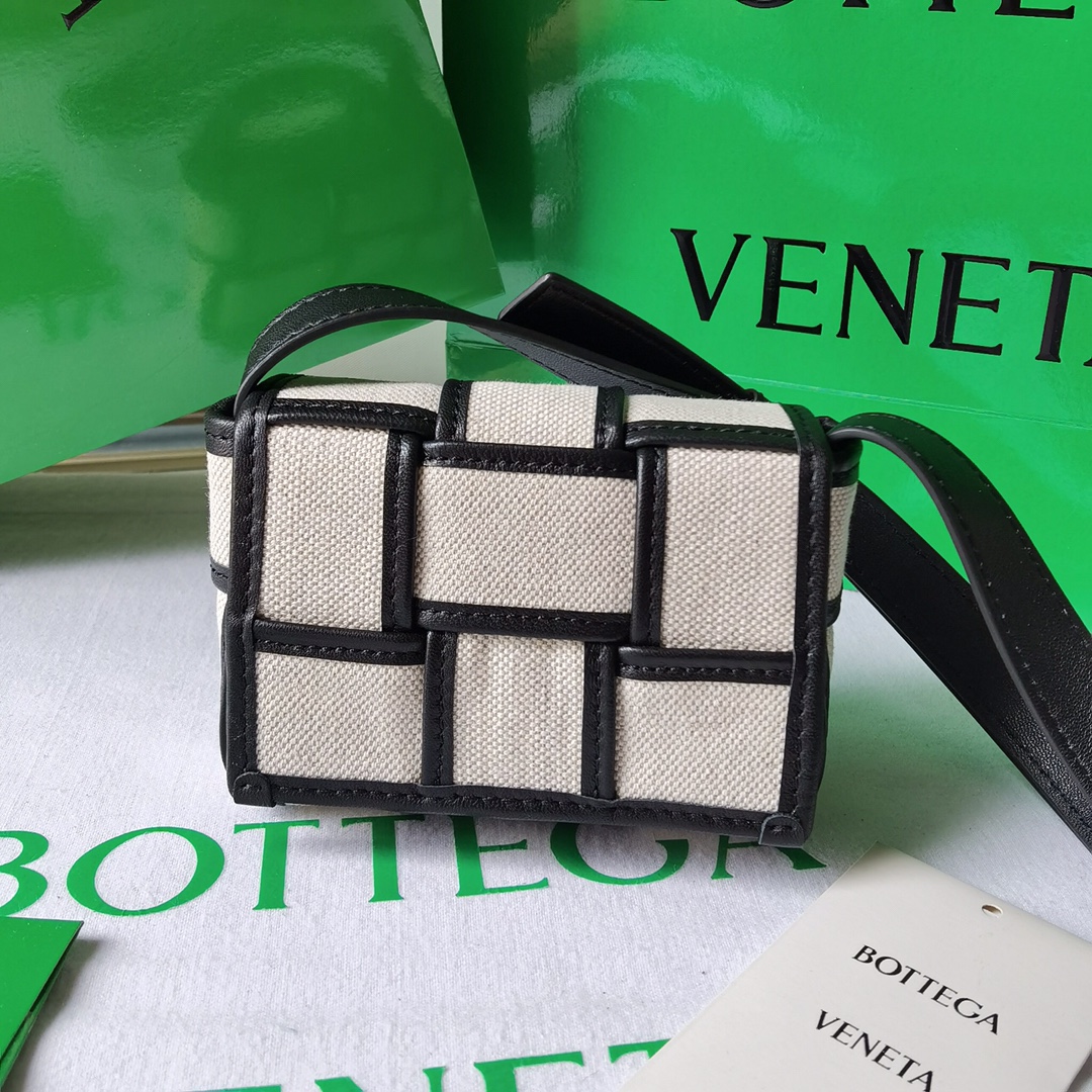 bo*te*ga Ve*ne*ta cassette bag-12x8x4cm
