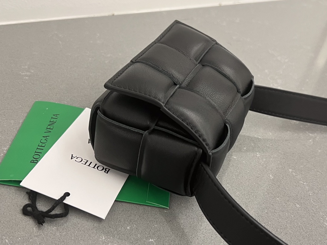 bo*te*ga Ve*ne*ta padded cassette bag-12*8*4cm