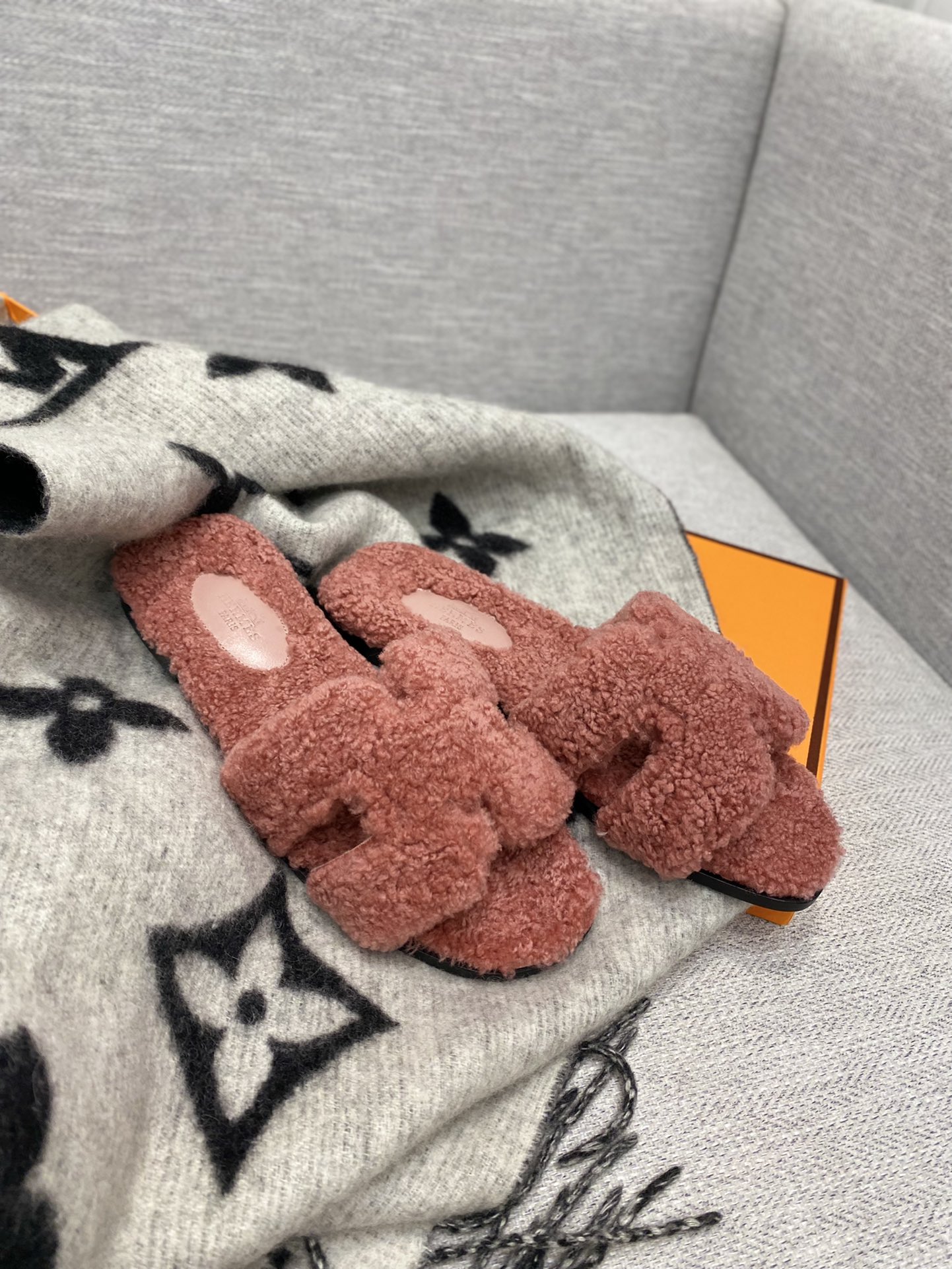 H**mes sandals