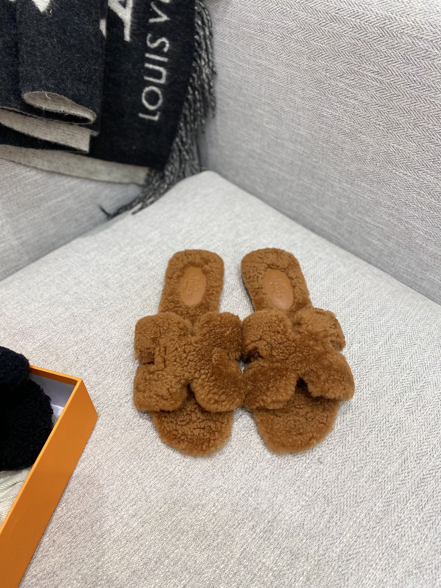H**mes sandals