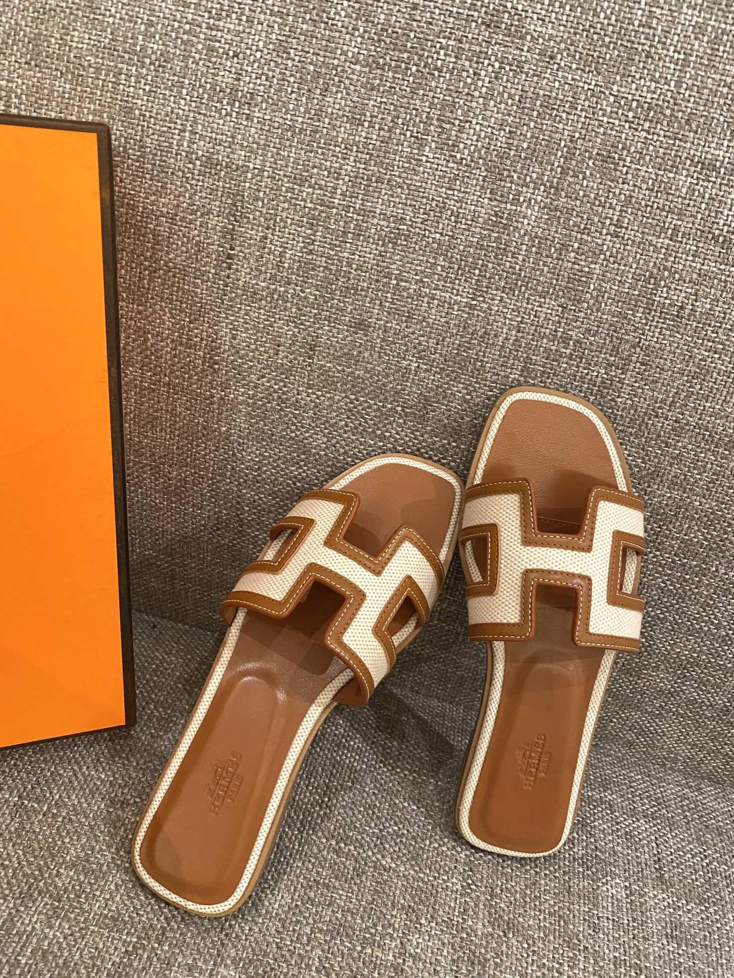 H**mes slippers